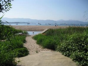 Una spiaggia nelle vicinanze