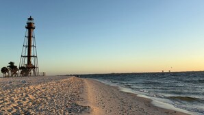 A beach with a lighthouse structure. - Villagoona, waterfront, infinity pool, dir.access to the Gulf of America (Cape Coral)