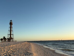 Plage à proximité, chaises longues, serviettes de plage