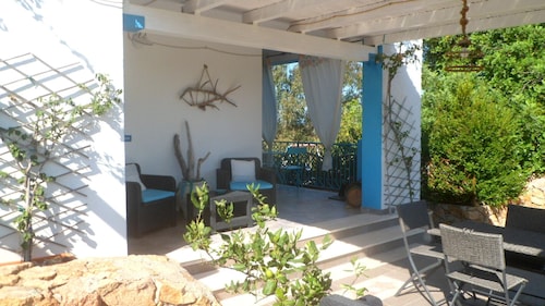 Casa Anna in Cala Ginepro a few steps from the sea