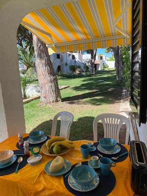 Outdoor dining - Apt near Falesia beach, fully equipped on ground floor for 4 people, adults children. (Albufeira)