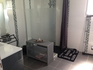 Douche, sĂšche-cheveux, papier toilette