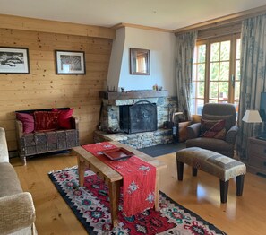 TV, fireplace, DVD player, books