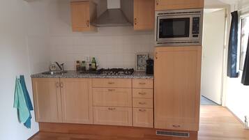 Een koelkast, een microgolfoven, een oven, een kookplaat