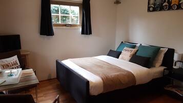 1 slaapkamer, een strijkplank/strijkijzer, wifi, beddengoed