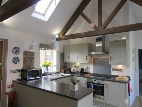 Canalside cottage situated on edge of Wilmcote village