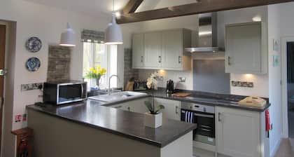 Canalside cottage situated on edge of Wilmcote village