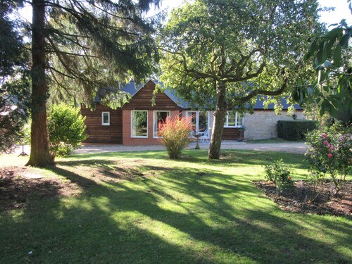 Canalside cottage situated on edge of Wilmcote village