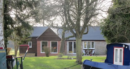 casa junto al canal, situado en el borde del pueblo Wilmcote