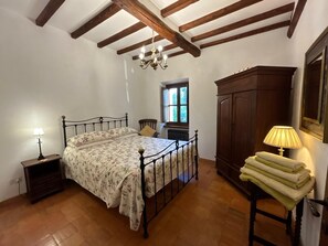 2 slaapkamers, een strijkplank/strijkijzer, gratis wifi, beddengoed