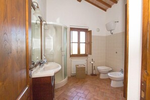 Ducha, secador de pelo, pantuflas, bidet