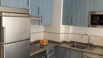 Frigorífico, microondas, horno y placa de cocina