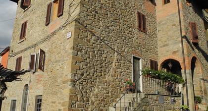 Kartano kivi sijaitsee historiallisessa keskustassa keskiaikaisen kylän Loro Ciuffenna, rinteillä ketjun Pratomagno