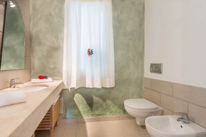 Doccia, asciugacapelli, bidet, asciugamani