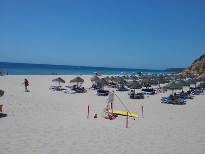 Large villa - 6 rooms, garden and swimming pool in Budens, near Salema beach.