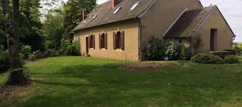 Longère in Berry with swimming pool on the edge of a castle park