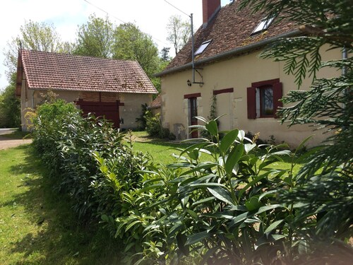 Longère in Berry with swimming pool on the edge of a castle park