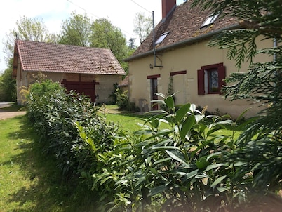 Longère in Berry with swimming pool on the edge of a castle park
