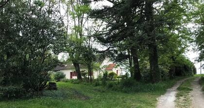 Longère in Berry mit Schwimmbad am Rande eines Schlossparks