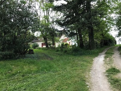 Longère in Berry with swimming pool on the edge of a castle park