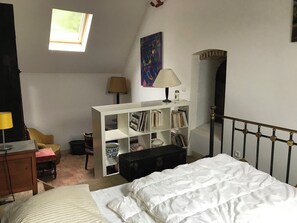 4 dormitorios, tabla de planchar con plancha, cuna de viaje