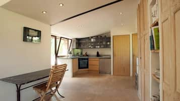 Een koelkast, een microgolfoven, een oven, een kookplaat