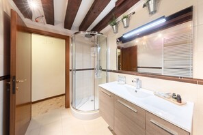 Dusche, kostenlose Toilettenartikel, Haartrockner, Hausschuhe