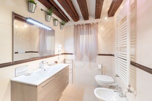 Ducha, artículos de tocador gratuitos, secador de pelo, pantuflas