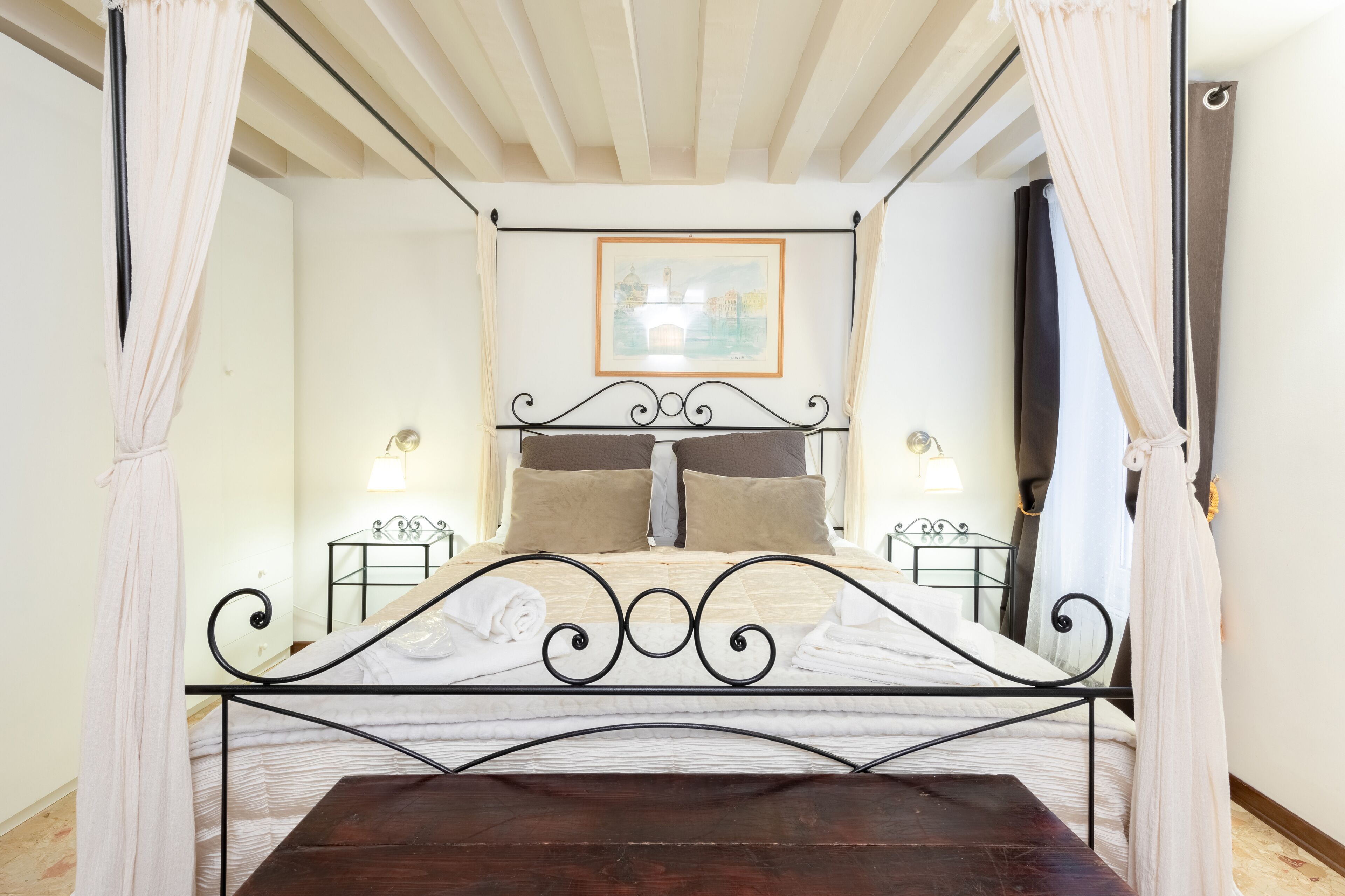 3 Schlafzimmer, Schreibtisch, schallisolierte Zimmer, Reisekinderbett