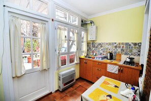 Kjøleskap, kokeplater, vannkoker og kjøkkenutstyr