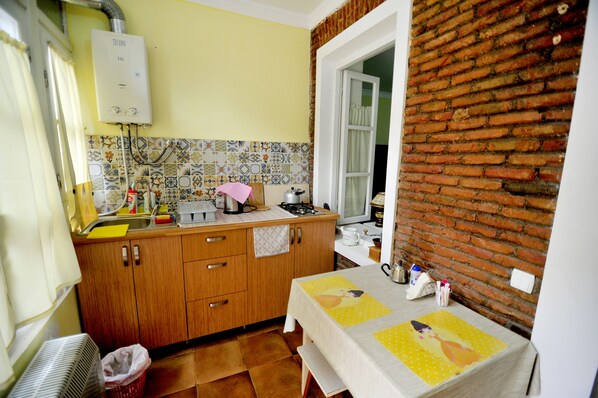 Refrigerador, parrilla de estufa y tetera eléctrica 