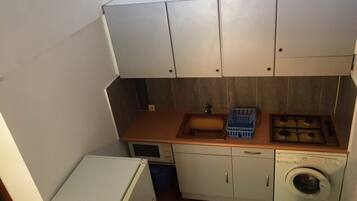 Réfrigérateur, micro-ondes, plaque de cuisson, cafetiÚre/bouilloire