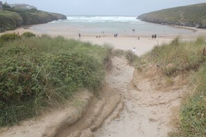 Beach nearby, sun-loungers - Cosy with a real Cornish feel right on the beach, near Padstow. (Padstow)