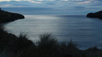 Una spiaggia nelle vicinanze, lettini da mare