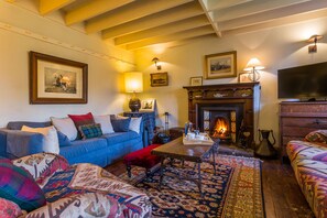 Smart TV, fireplace, DVD player, ping pong