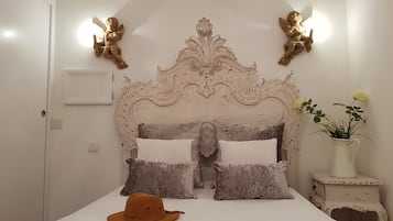 1 quarto, cofres nos quartos, escrivaninha