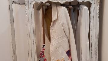 Chuveiro, secador de cabelo, toalhas de banho, sabonete