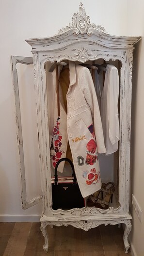 Dusch, hårtork, handdukar och tvål