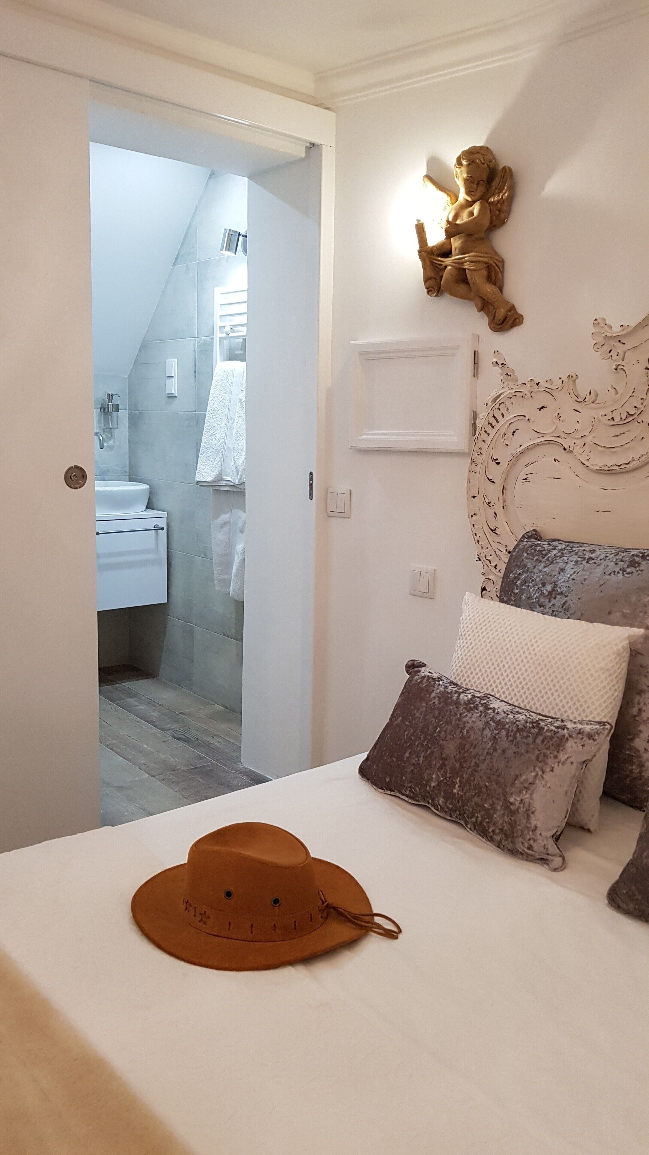 1 quarto, cofres nos quartos, escrivaninha