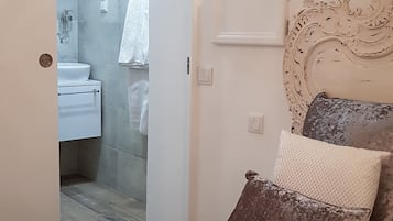 1 quarto, cofres nos quartos, escrivaninha