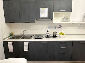 Wasserkocher mit Kaffee-/Teezubehör, Kühlschrank, Mikrowelle, Herdplatte