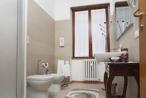Douche, sĂšche-cheveux, bidet, serviettes fournies