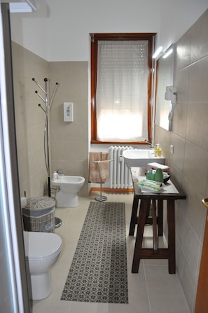 Douche, sĂšche-cheveux, bidet, serviettes fournies
