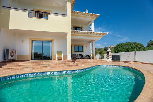 Riesige neue 3 Schlafzimmer, 3 Badezimmer Villa mit privatem Pool.  Meerblick und Grillplatz.