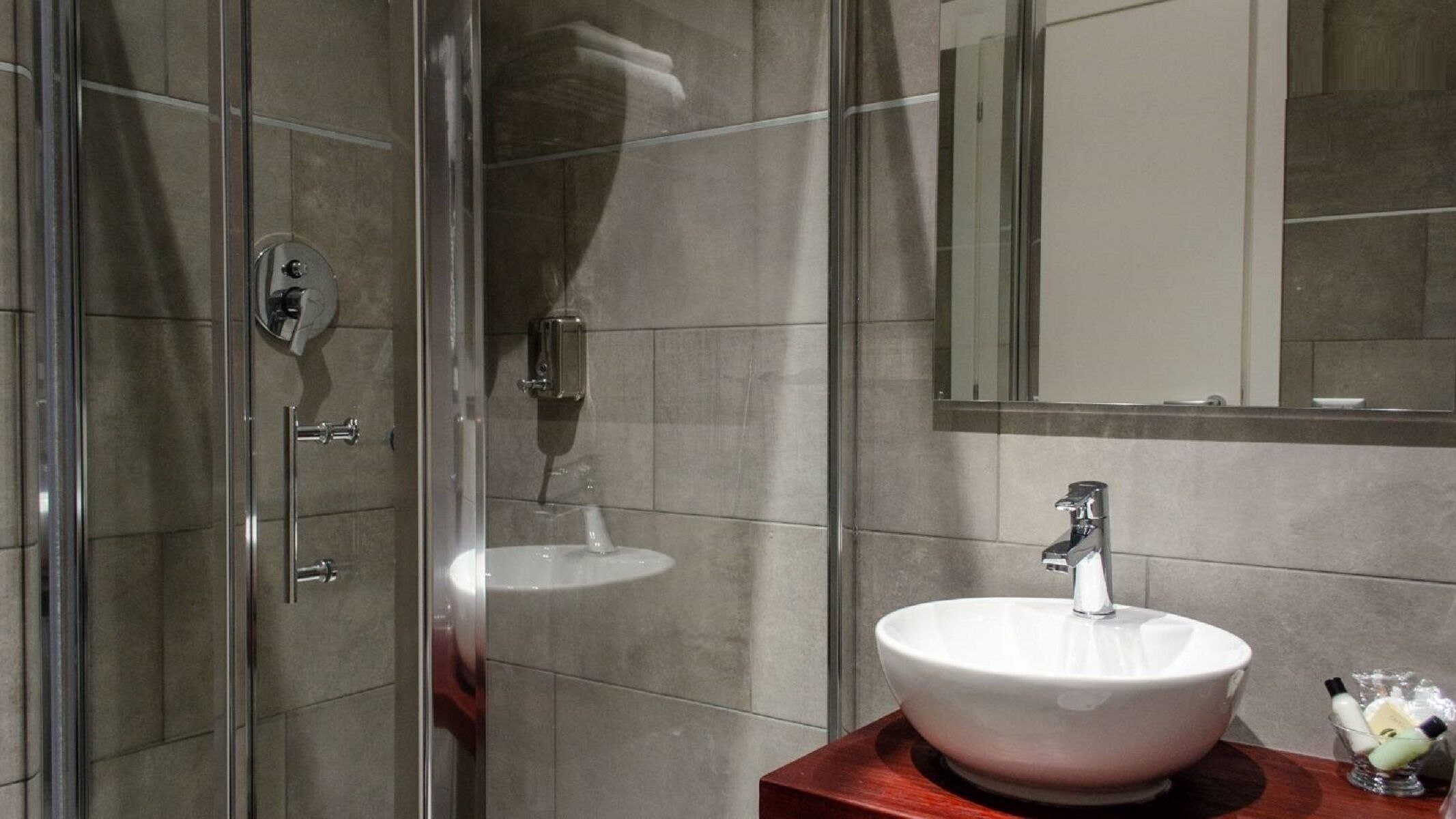 Een douche, een haardroger, een bidet, handdoeken