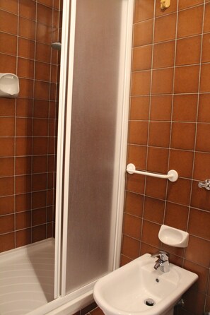 Shower, bidet, toilet paper - APARTMENT WITH IDEAL PANORAMIC VIEW FOR FAMILIES (Sestriere)