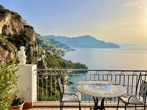 Outdoor dining - SOLELUNA apartment with terrace with amazingr sea views. (Conca dei Marini)
