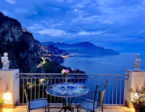 Outdoor dining - SOLELUNA apartment with terrace with amazingr sea views. (Conca dei Marini)