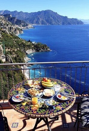 Outdoor dining - SOLELUNA apartment with terrace with amazingr sea views. (Conca dei Marini)