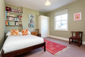 4 bedrooms, desk, WiFi, bed sheets